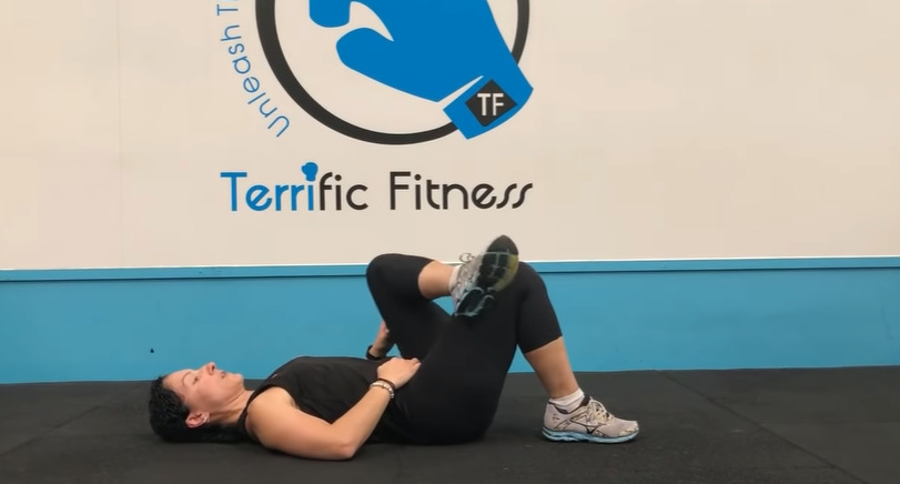 Oblique crunch with step out